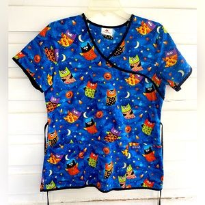 Peaches Blue Halloween Owls & Candy Scrub Top Size M